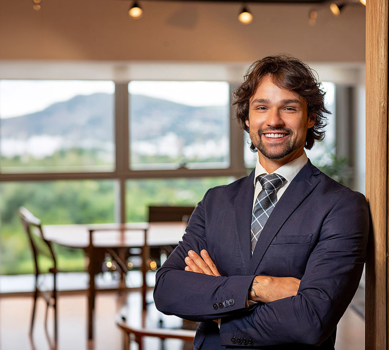 Profissional fotografado em ambiente de trabalho