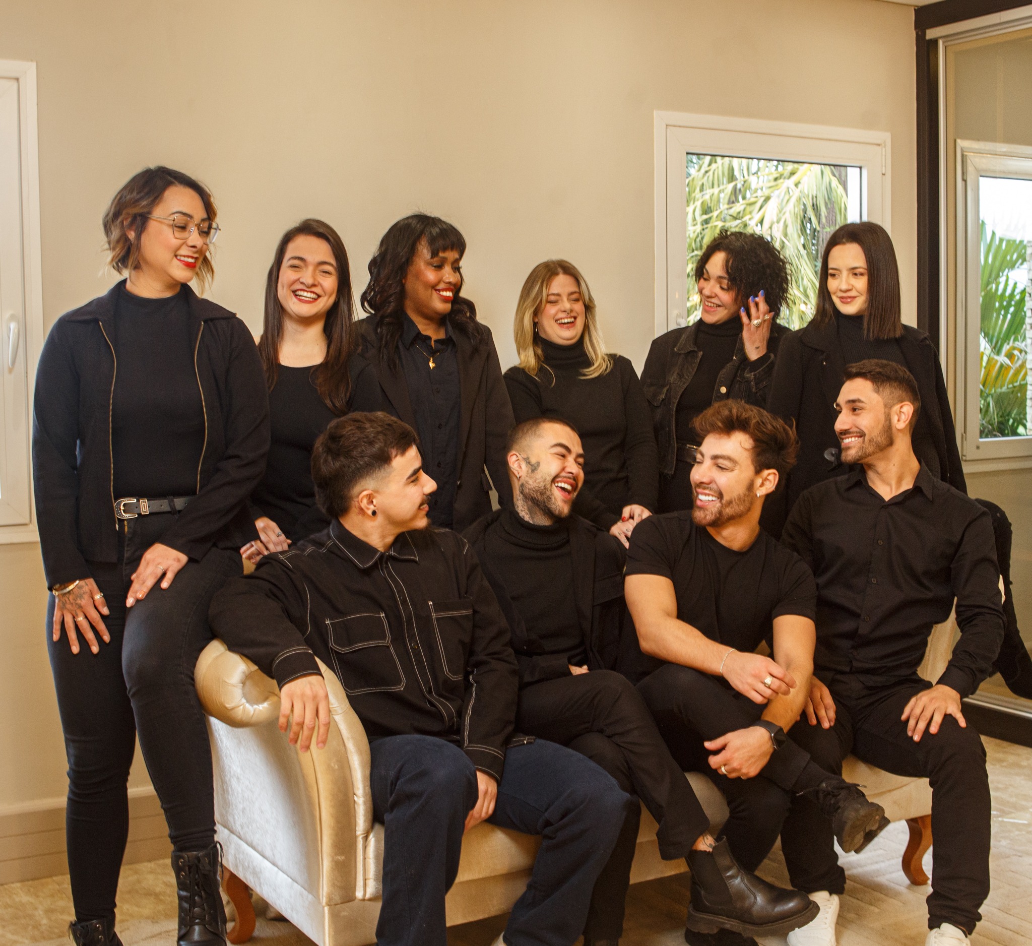 Equipe reunida em ambiente interno durante retrato coletivo