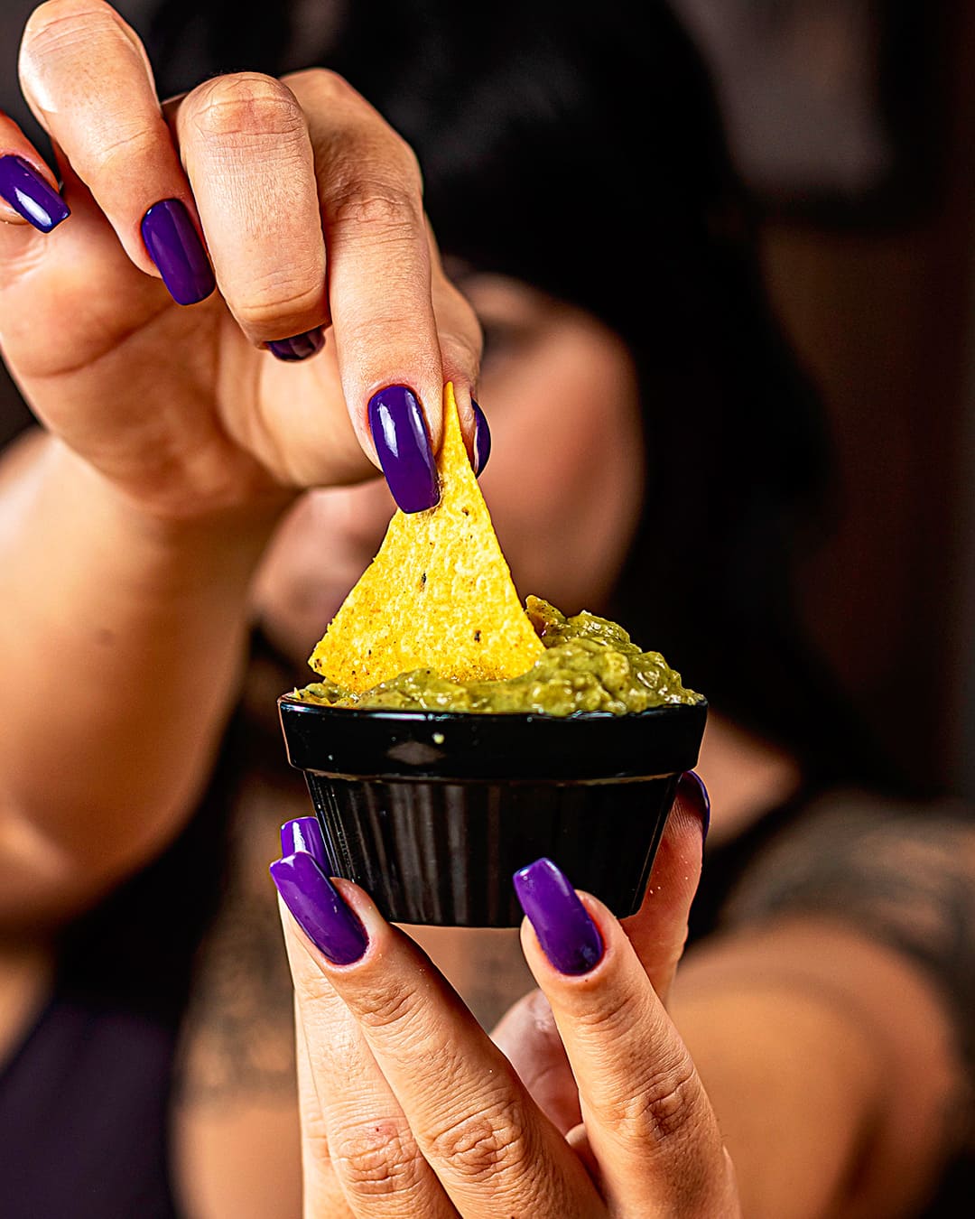 Fotografia gastronômica de nachos com guacamole