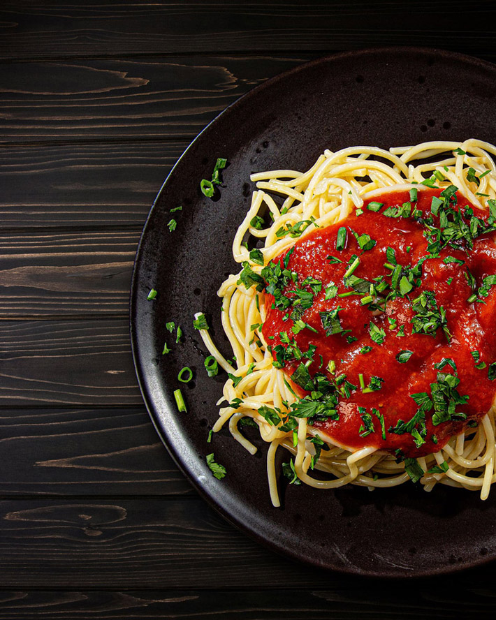 Fotografia gastronômica de espaguete ao molho de tomate