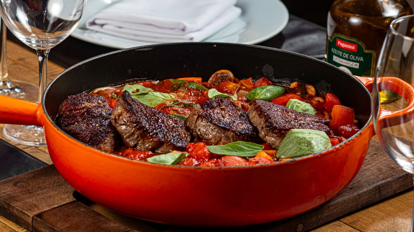 Fotografia gastronômica de filé mignon com espaguete