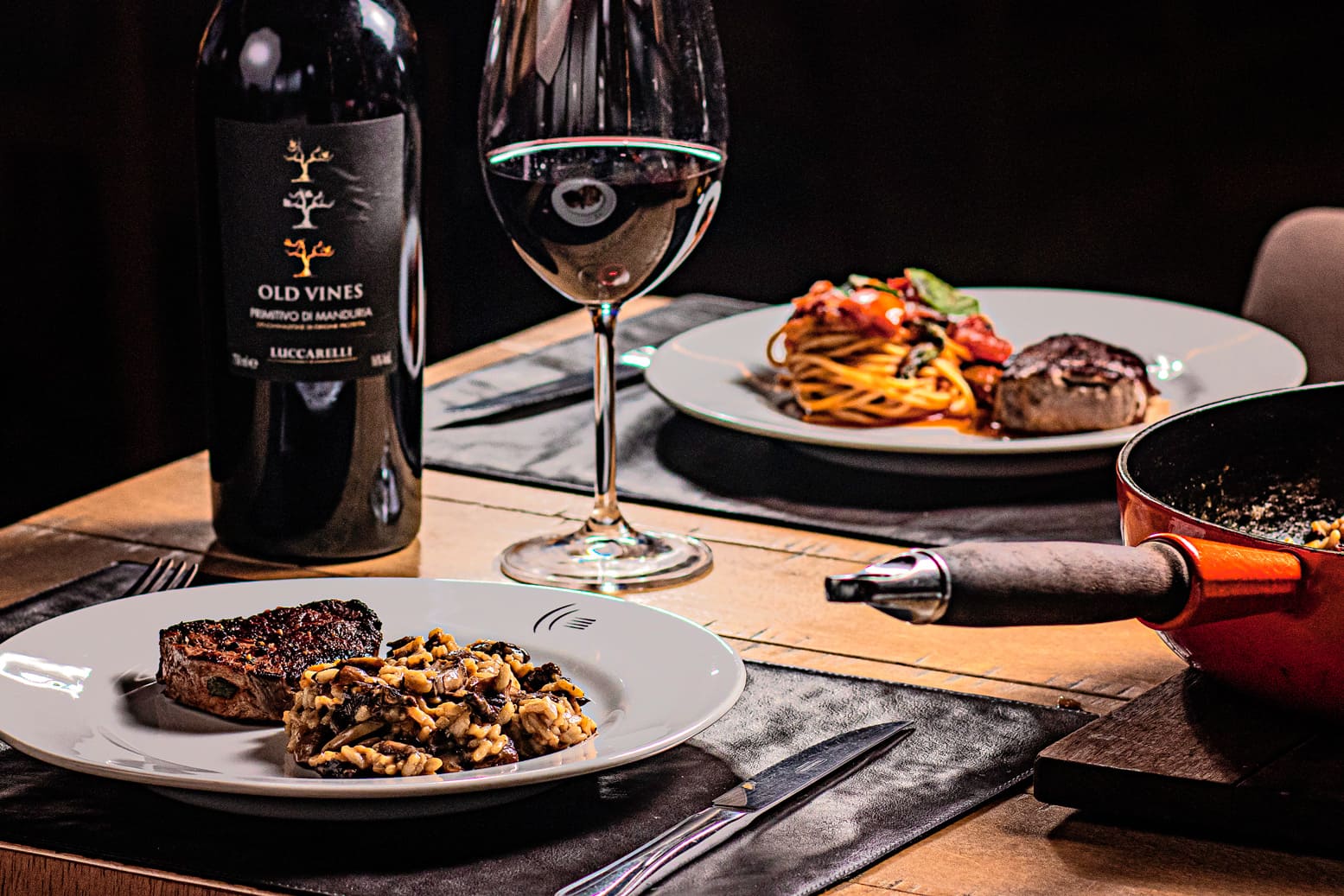 Fotografia gastronômica de mesa posta com pratos e vinho