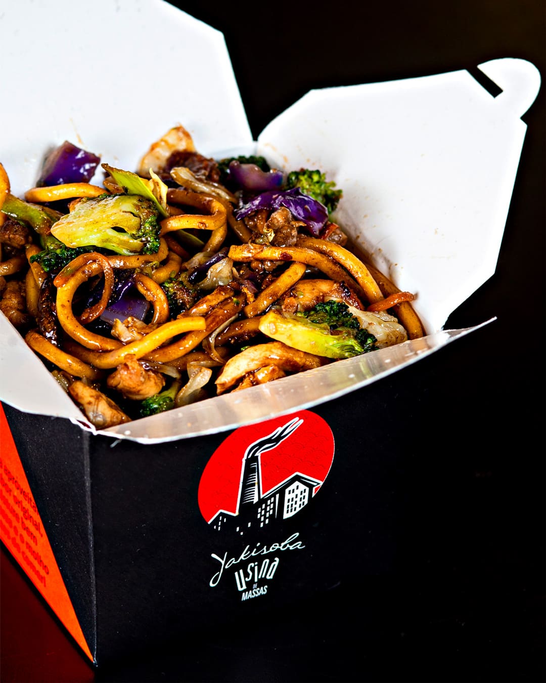 Fotografia gastronômica de yakisoba para delivery
