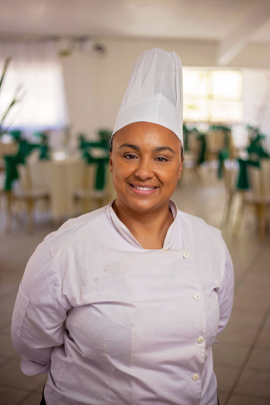 Retrato profissional de chef de cozinha em restaurante