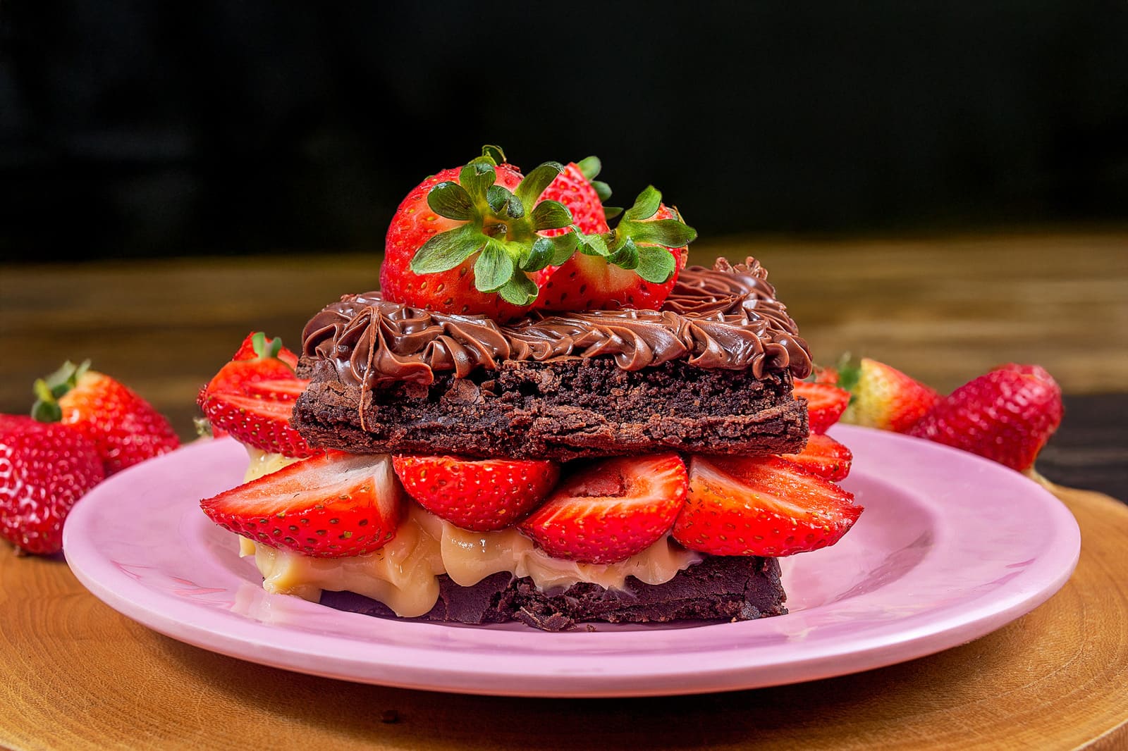 Fotografia gastronômica de brownie de chocolate com morango