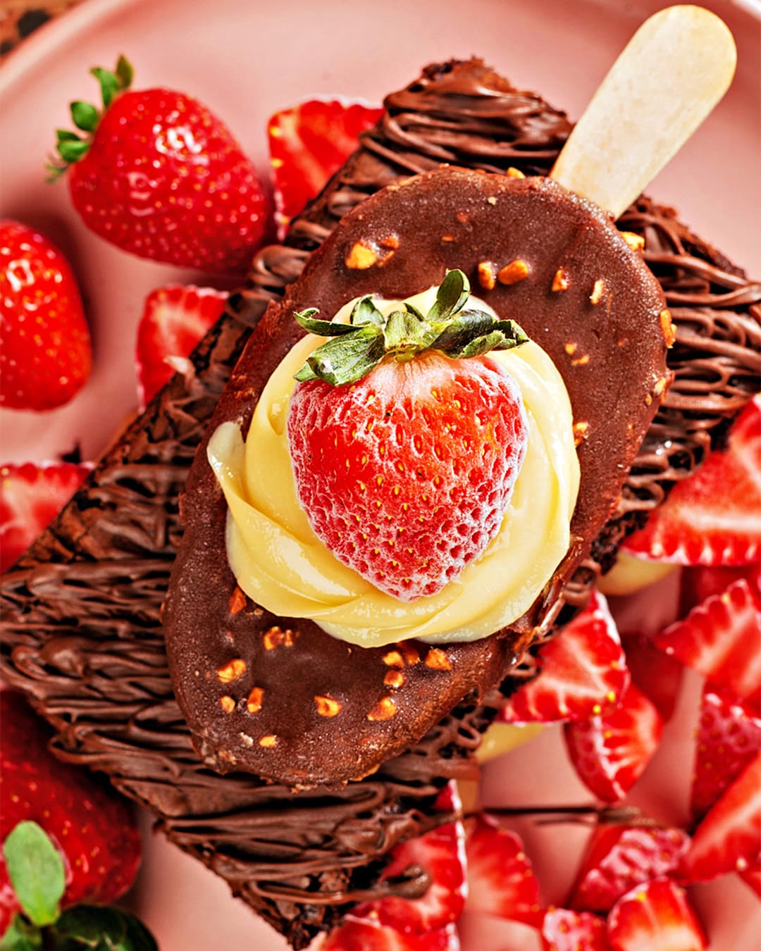 Fotografia gastronômica de sobremesa de chocolate com morango
